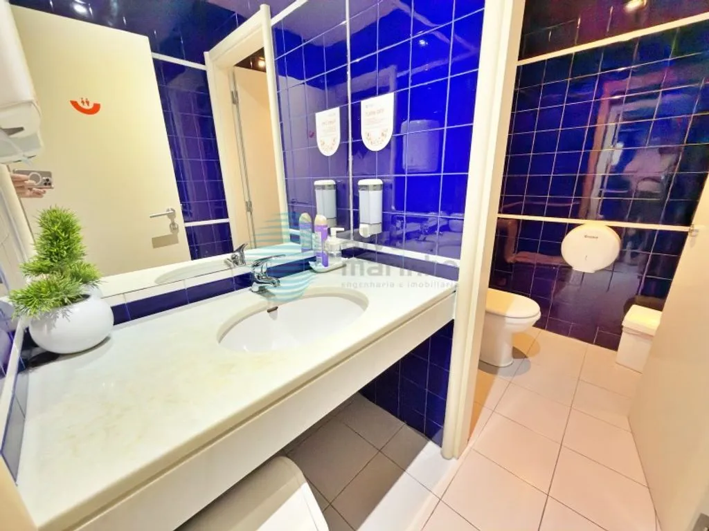 Bathrooms - Office with Air Conditioning in Campo Grande, Lisbon