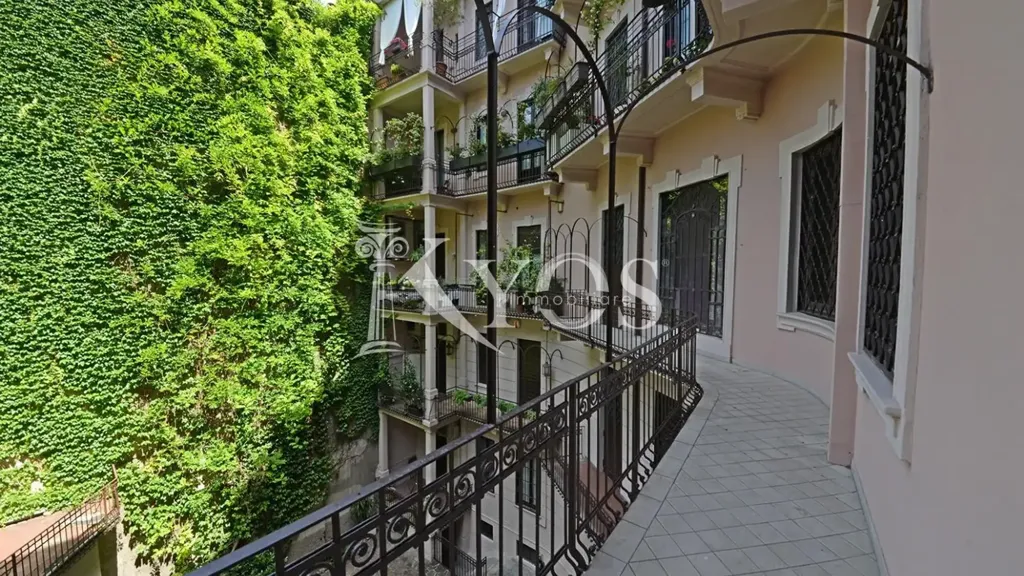 Rõdu - Historic Triplex with Balcony in Milan