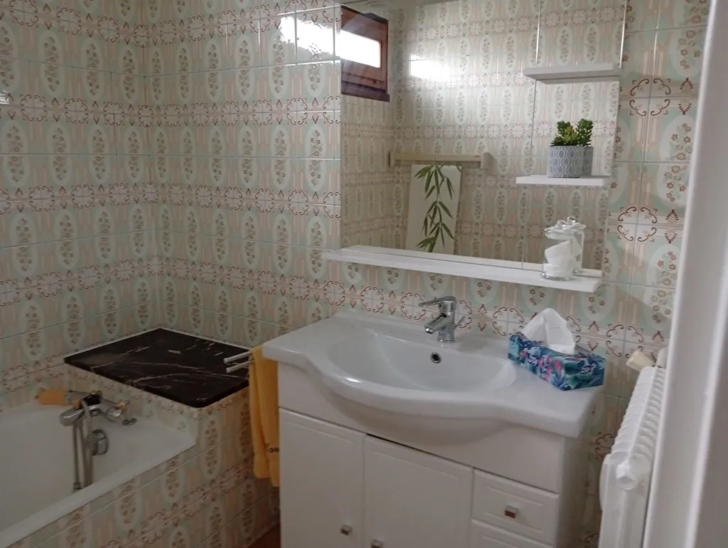 Salles de bain - Appartement avec jardin collectif à Bavilliers