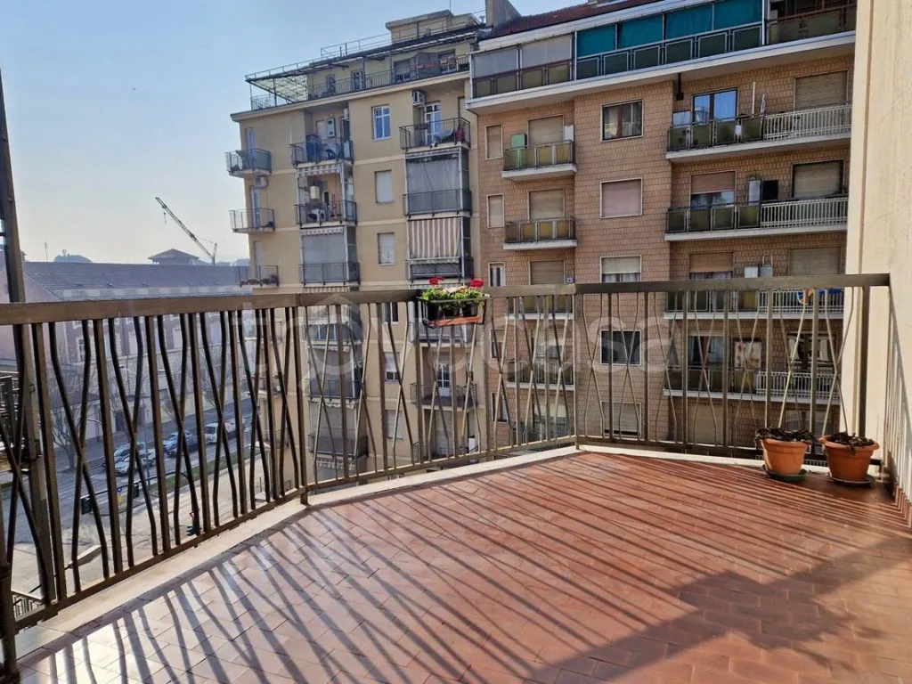 Balcon - Apartment with Three Exposures in Turin