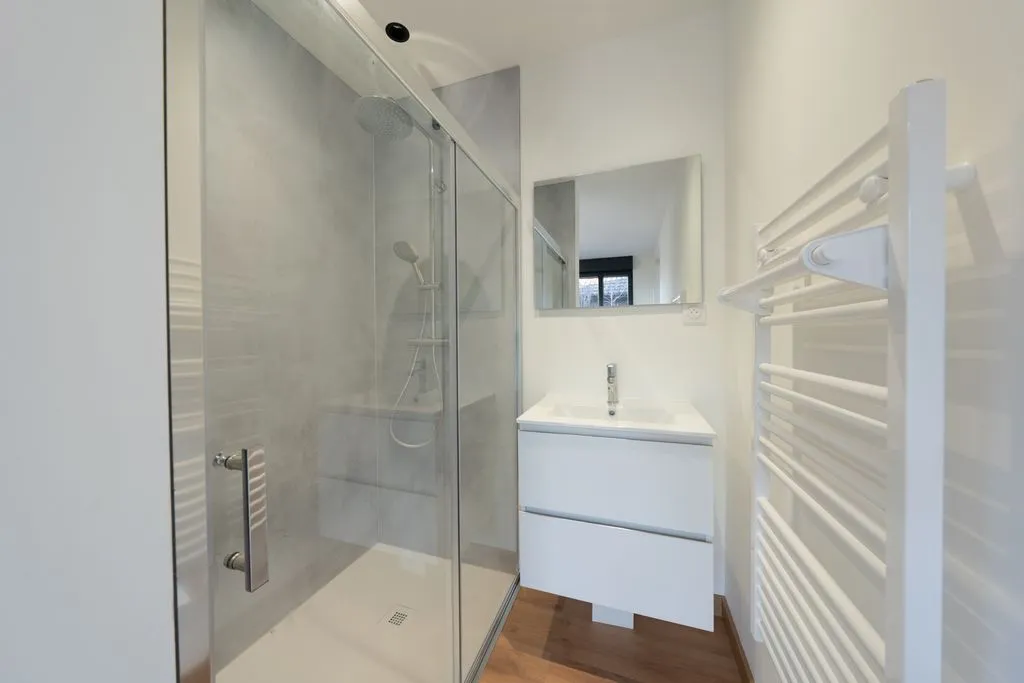 Salles de bain - Appartement Luxe avec Jardin à Évian-les-Bains
