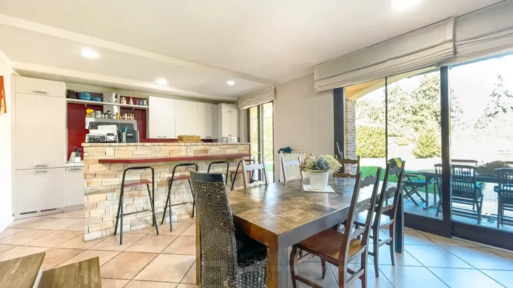 Salle à manger - Luxury Villa with Pool in Brovello-Carpugnino