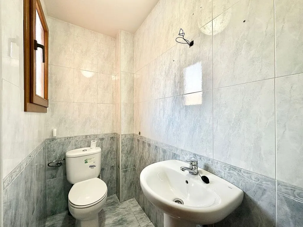 Salles de bain - Patio-Backed Chalet in Mejorada del Campo