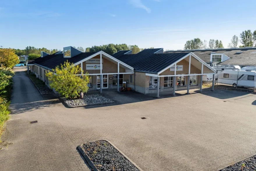 Vue aérienne - Retail Space with Open Storage in Randers