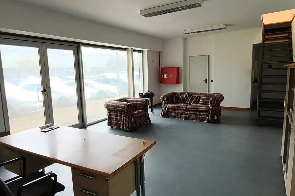 Bureau - Warehouse with High Ceilings in Accessible Location