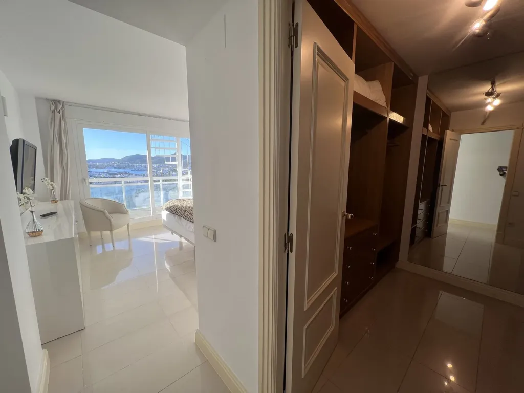 Entrée - Penthouse with Private Solarium on Seafront Promenade