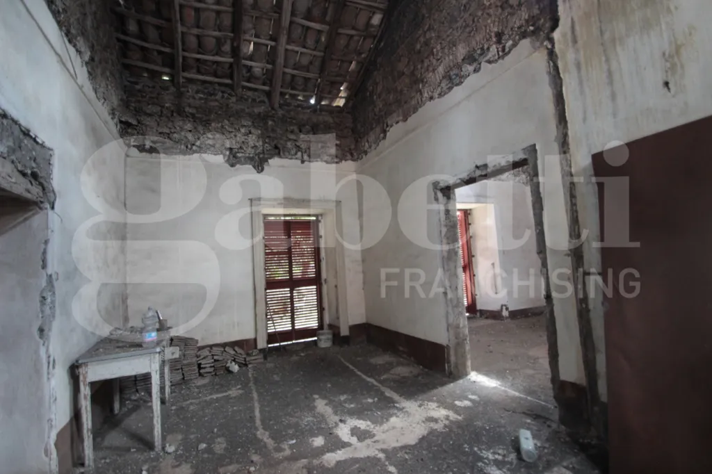 Toad - Villa to Renovate with Garden in Mascalucia