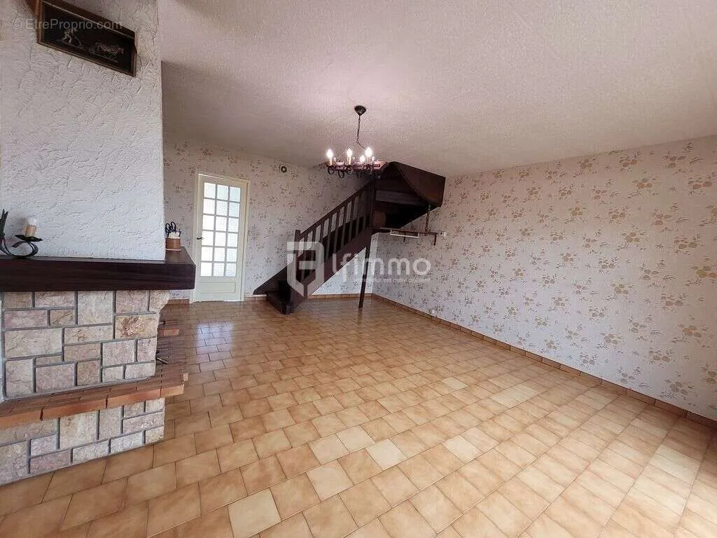Séjour - Maison Mitoyenne 4 Pièces avec Terrasse à Vendôme