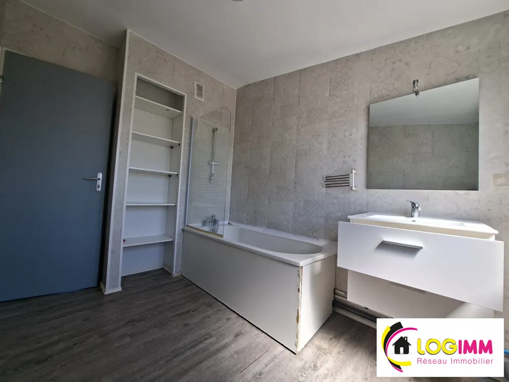 Salles de bain - Maison semi-mitoyenne avec jardin à Solesmes