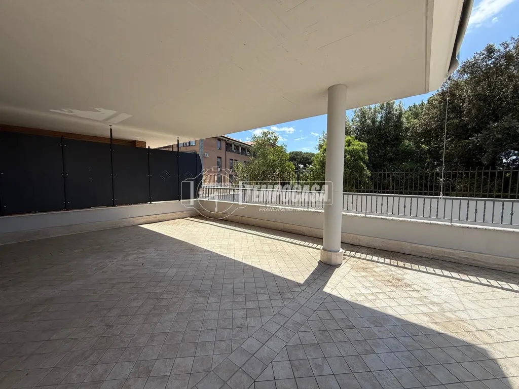 Terrass - Modernised Bilocale with Terrace in Rome