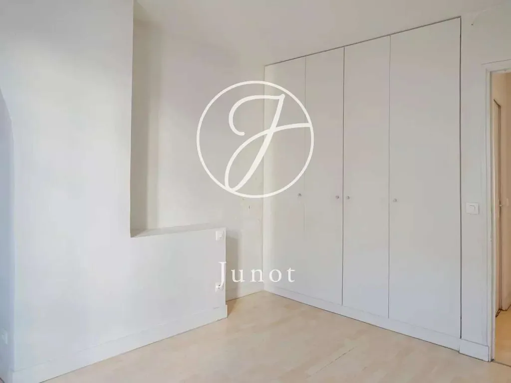 Bedrooms - 4-Piece Apartment with Courtyard View in Paris 75011