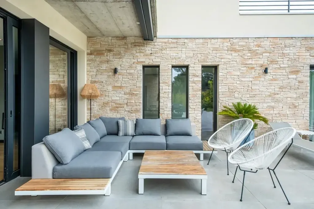 Terrace - Family Villa with Pool in Ventabren
