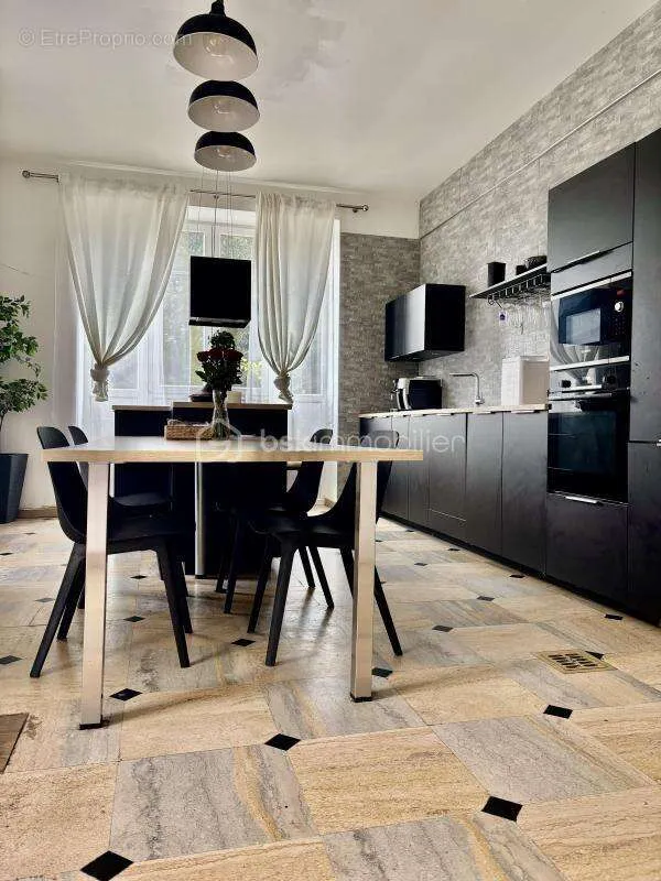 Salle à manger - Maison 18 pièces à Le Mee-Sur-Seine