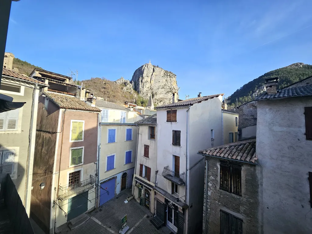 Balcon - Appartement Lumineux en Rue Piétonne à Castellane
