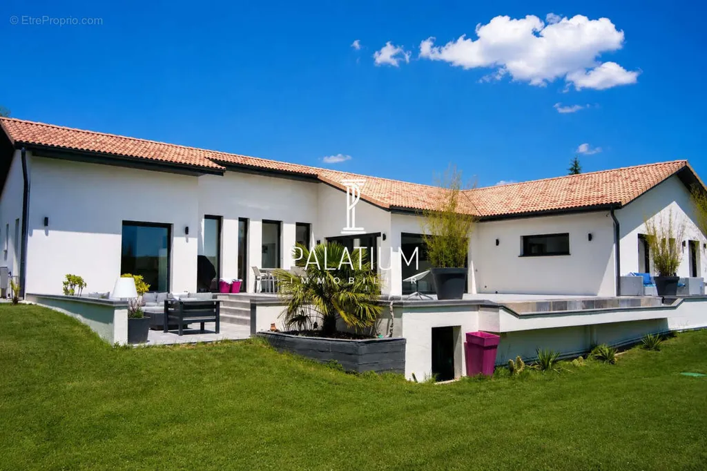 Välivaade - Contemporary Villa with Pool in Gap