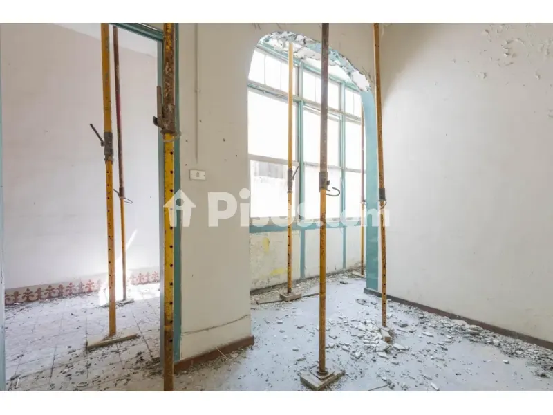 Pièces - Charming 1920s House for Renovation in Toscal