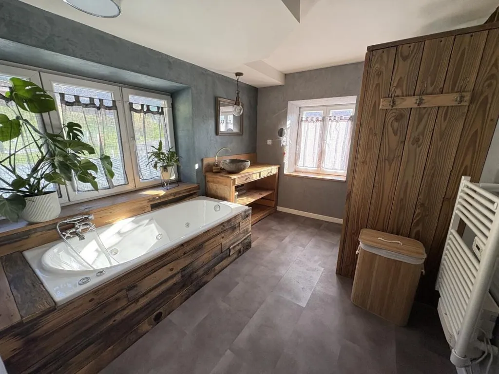 Salles de bain - Maison de Campagne Rénovée avec Jardin à Steige