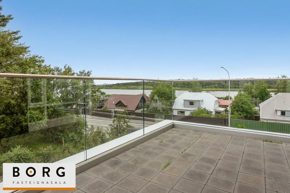 Balcon - Penthouse with Large Balcony in Kópavogur