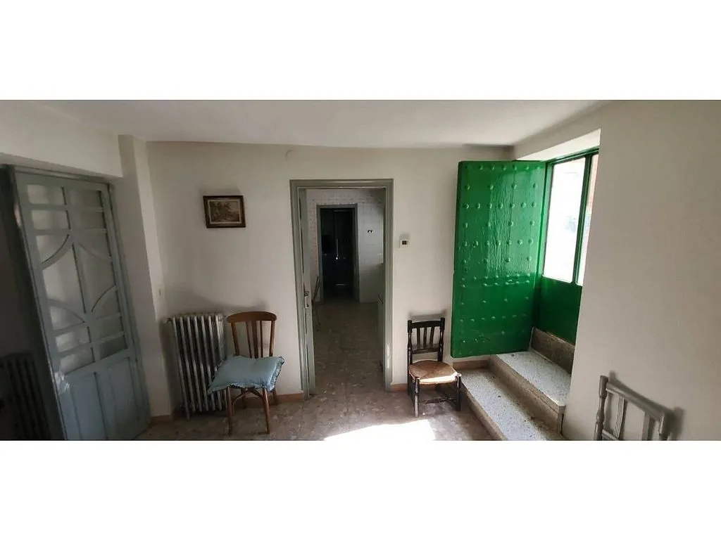 Esik - Spacious House with Multiple Garages in Novés