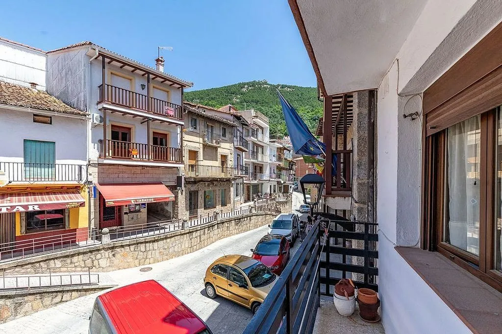 Välivaade - Traditional Townhouse with Terrace in Pedro Bernardo
