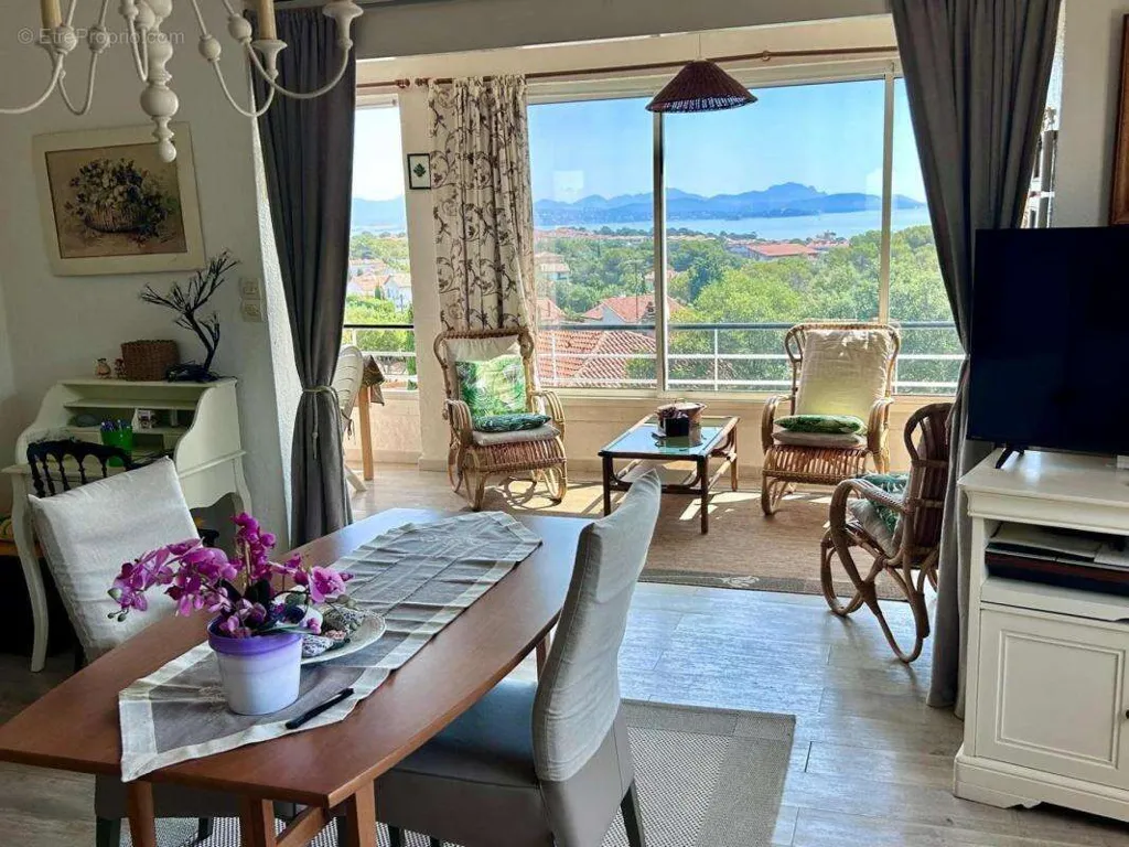 Söögituba - Spacious 2-Bedroom with Sea View in Saint-Aygulf
