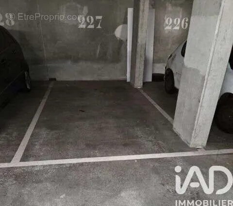 Garaaž - Parking Space in Secure Basement at Cergy