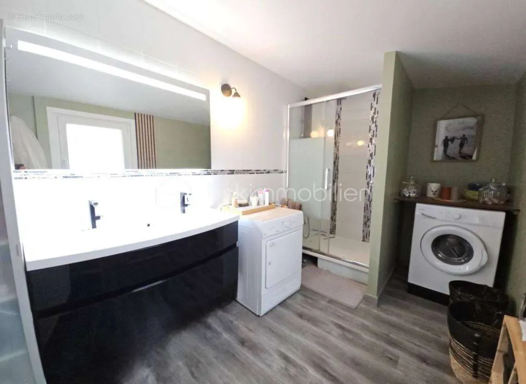 Salles de bain - Maison avec Jardin et Double Garage à Brebières