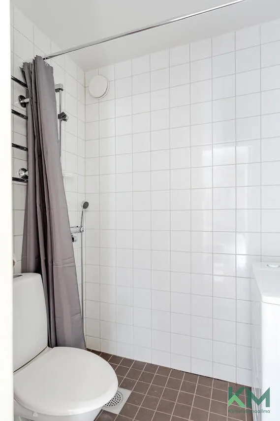 Bathrooms - Upper Floor Apartment with Park View in Töölö
