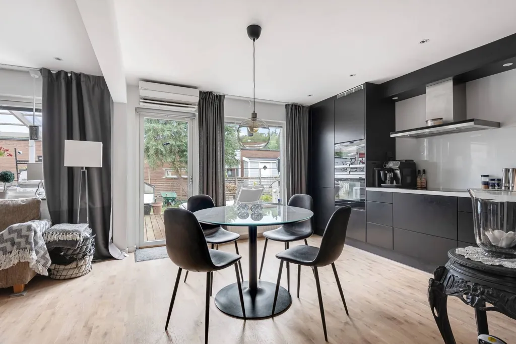 Söögituba - Renovated Two-Bedroom Flat with Garden in Järfälla
