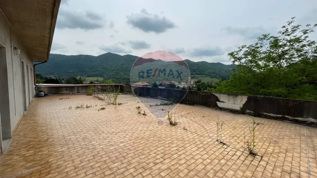 Terrass - Multi-Level Apartment with Terrace in Caprino Bergamasco