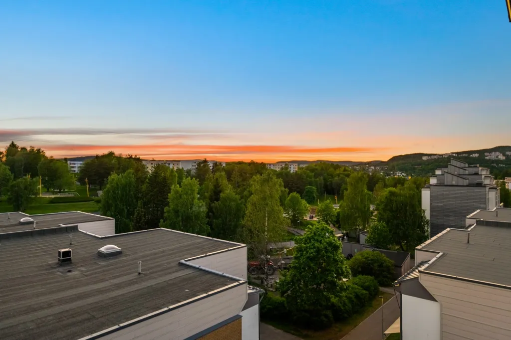 Balcone - Spacious 3-Bedroom Flat with Balconies in Furuset