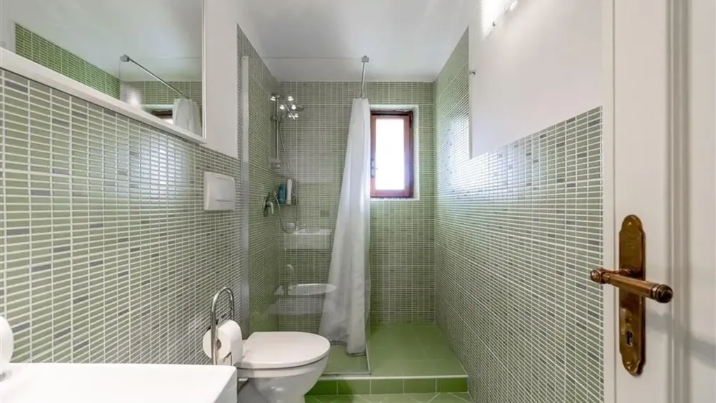 Salles de bain - Spacious Apartment with Garden in Montignoso