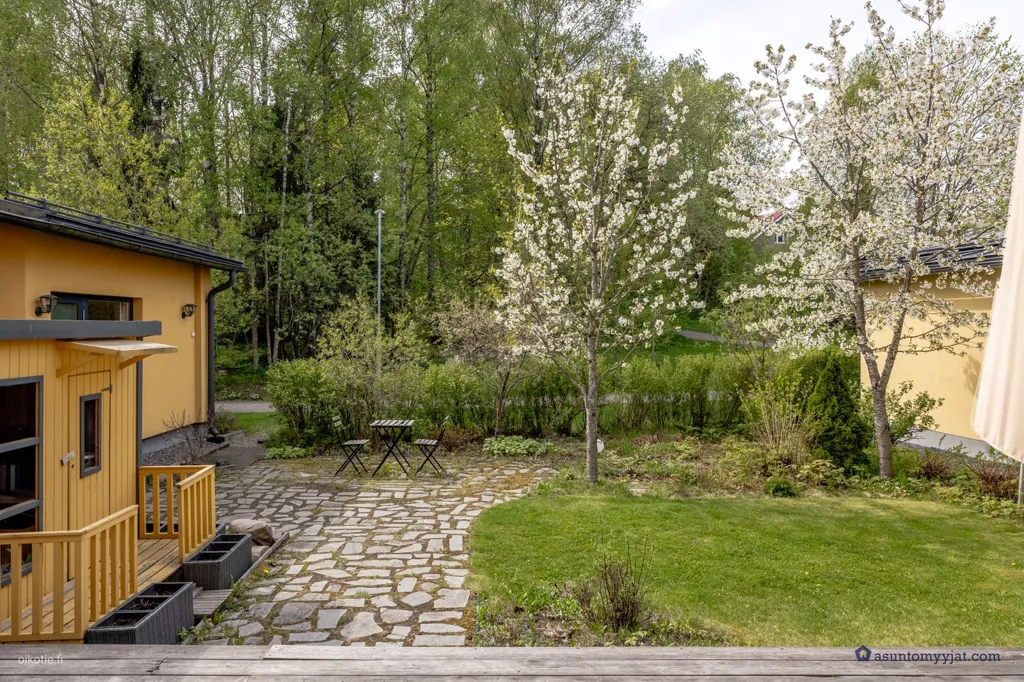 Aed - Stone House with Garden in Torpparinmäki, Helsinki
