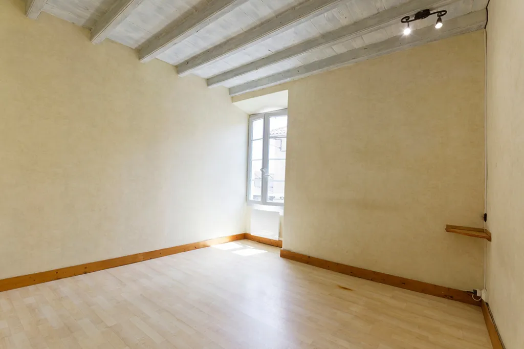 Rooms - Village House with Courtyard in Varaignes