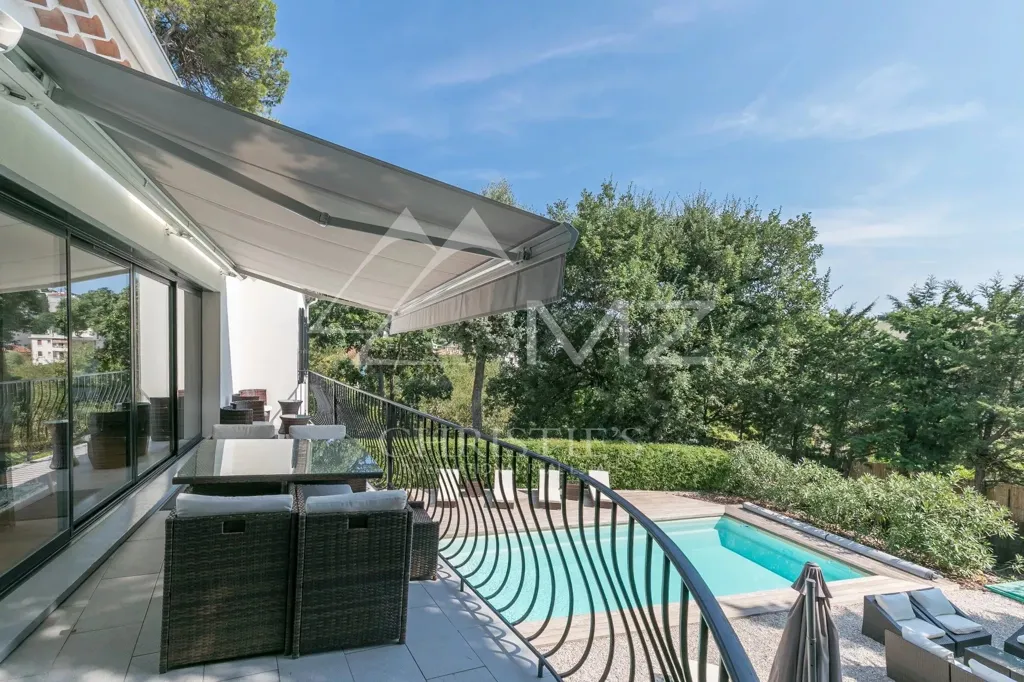 Piscine - Villa Moderne avec Piscine à Cannes