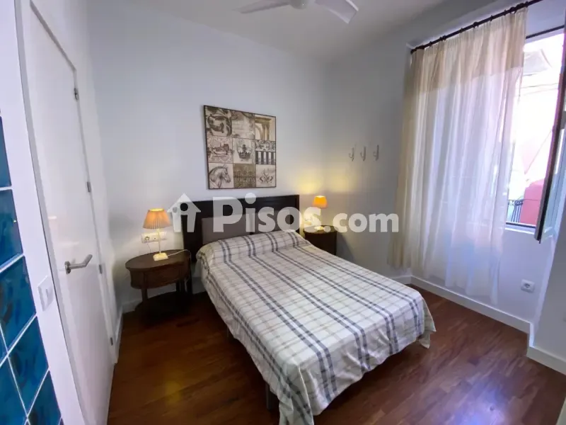 Magamistoad - Ample 1-Bedroom Apartment with Balcony in Old Town