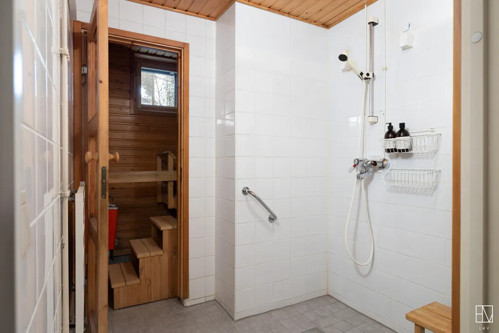 Salles de bain - Geothermal-Heated Apartment with Sauna in Hervanta
