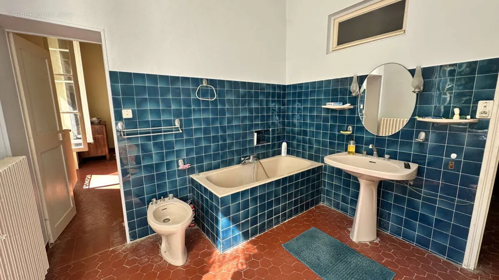 Salles de bain - Maison historique avec vignoble à Beaumes-de-Venise