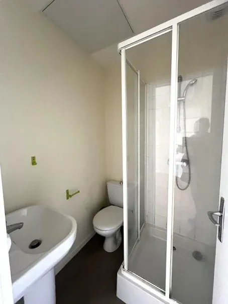 Salles de bain - Appartement 1 Pièce avec Jardin à Antony