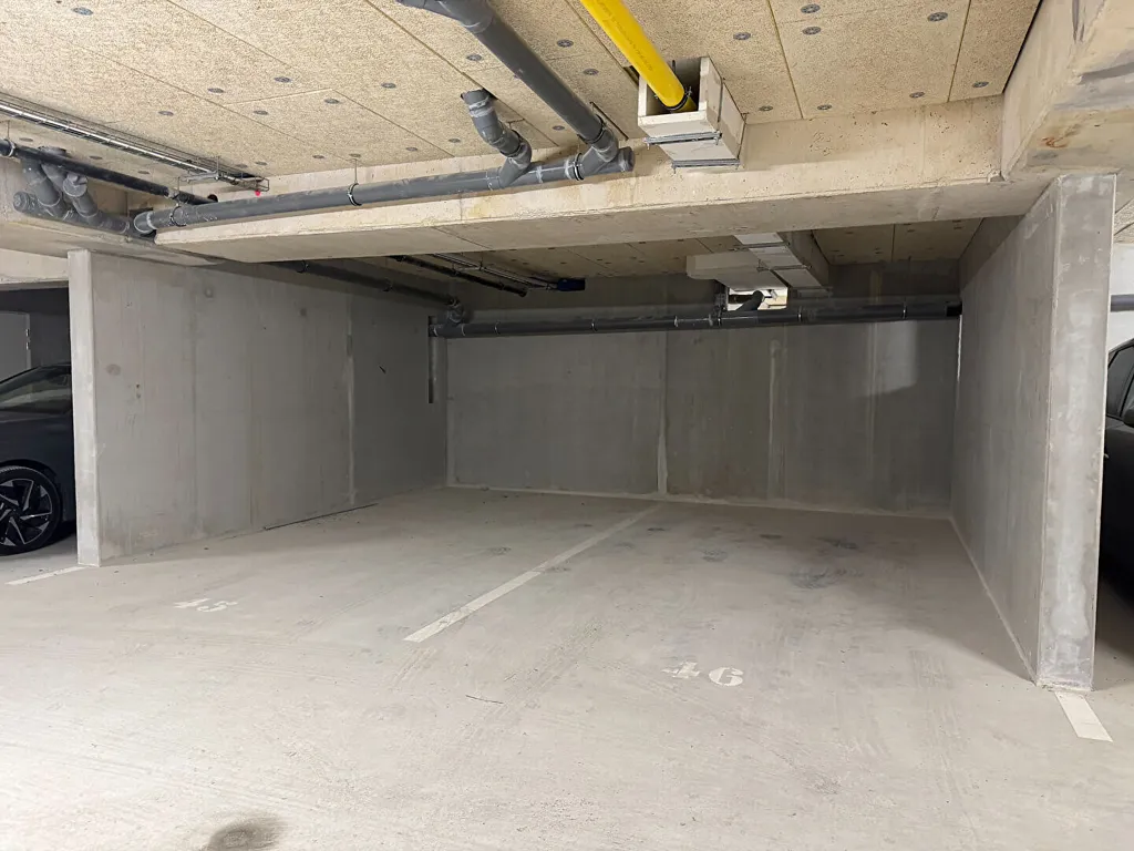 Garage - Appartement Neuf avec Balcon à Orléans