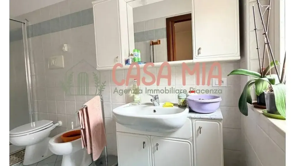 Salles de bain - Spacious Apartment with Balcony in Piacenza