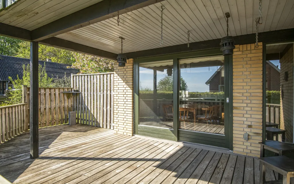 Terrasse - Spacious House with Workshop Garage in Tårs