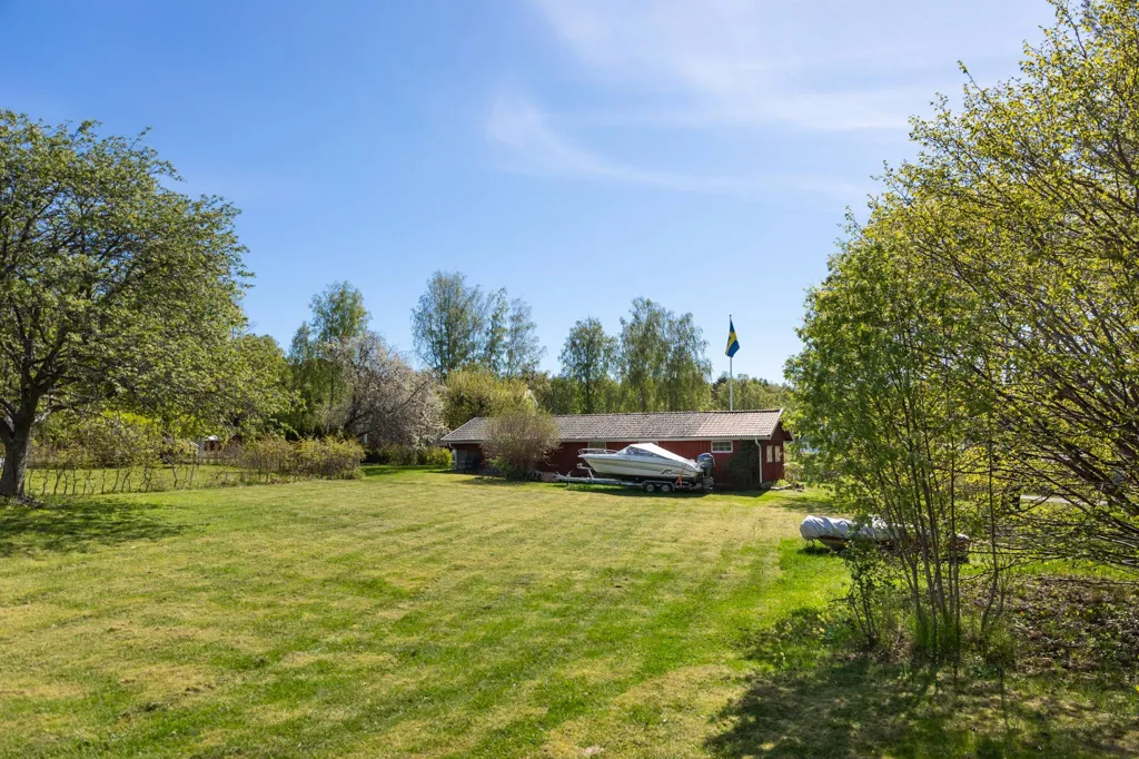 Garden - Holiday Home with Sea View in Norrtälje