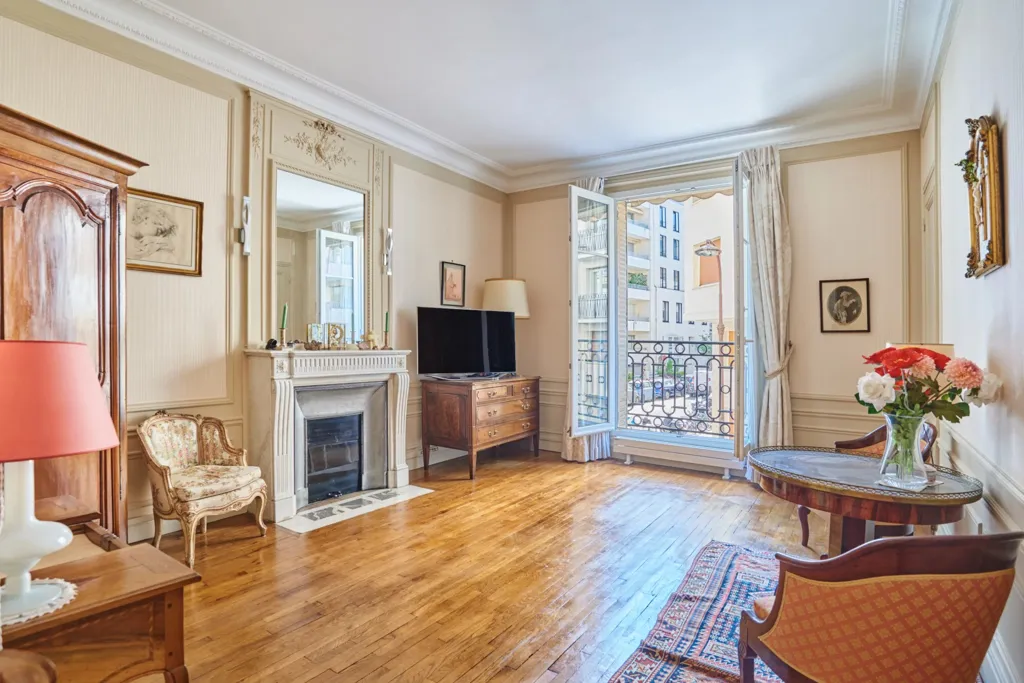 Elutuba - Corner Apartment with Period Features in Paris 16th