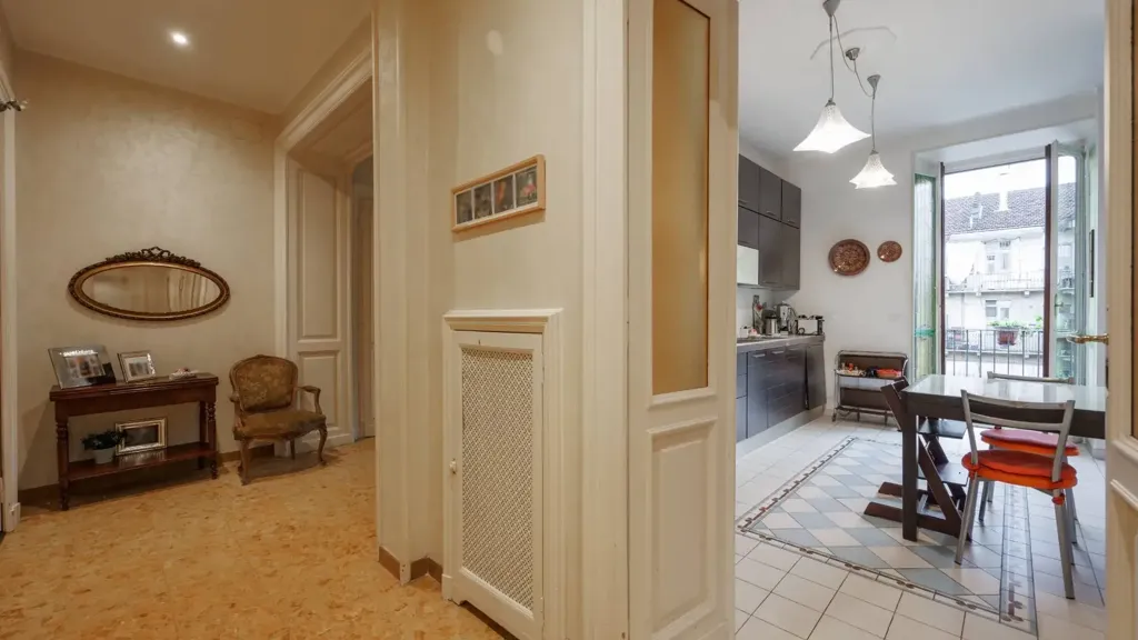 Entrée - Period Apartment with Balcony in Turin