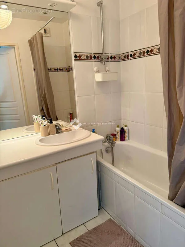 Vannitoad - 3-Bed Apartment with Terrace in Torcy