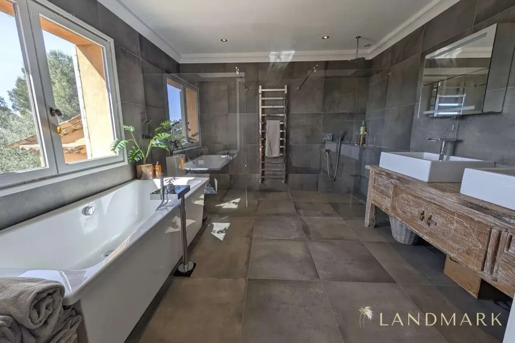 Salles de bain - Bastide Élégante avec Piscine à Cabris