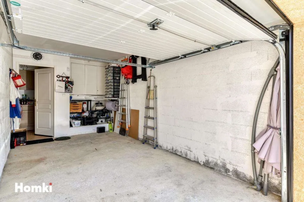 Garage - Villa avec Piscine à Montbrun-des-Corbières