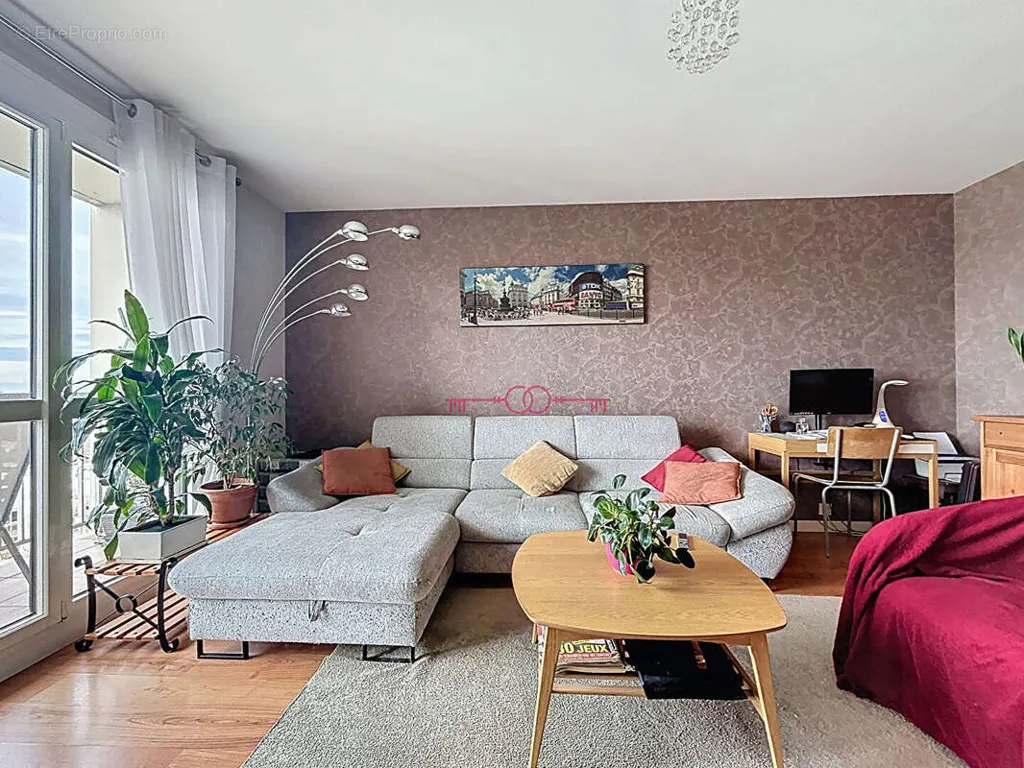 Elutuba - Apartment with Balcony and Cathedral View in Reims