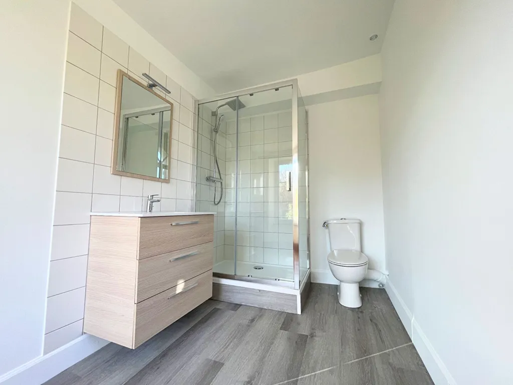 Bathrooms - Historic House with River View near Senlis